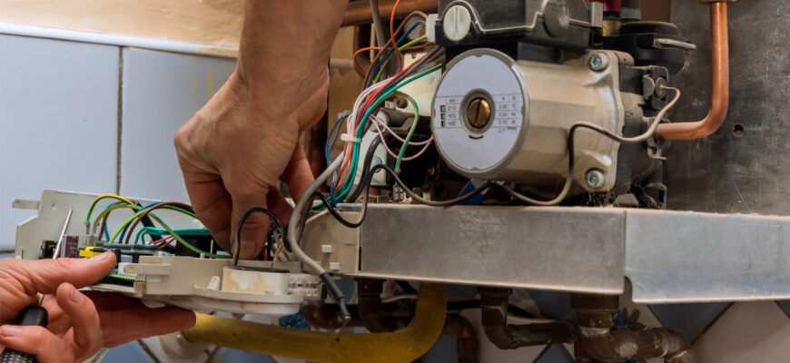 Техник ремонтирует газовый котел Bosch